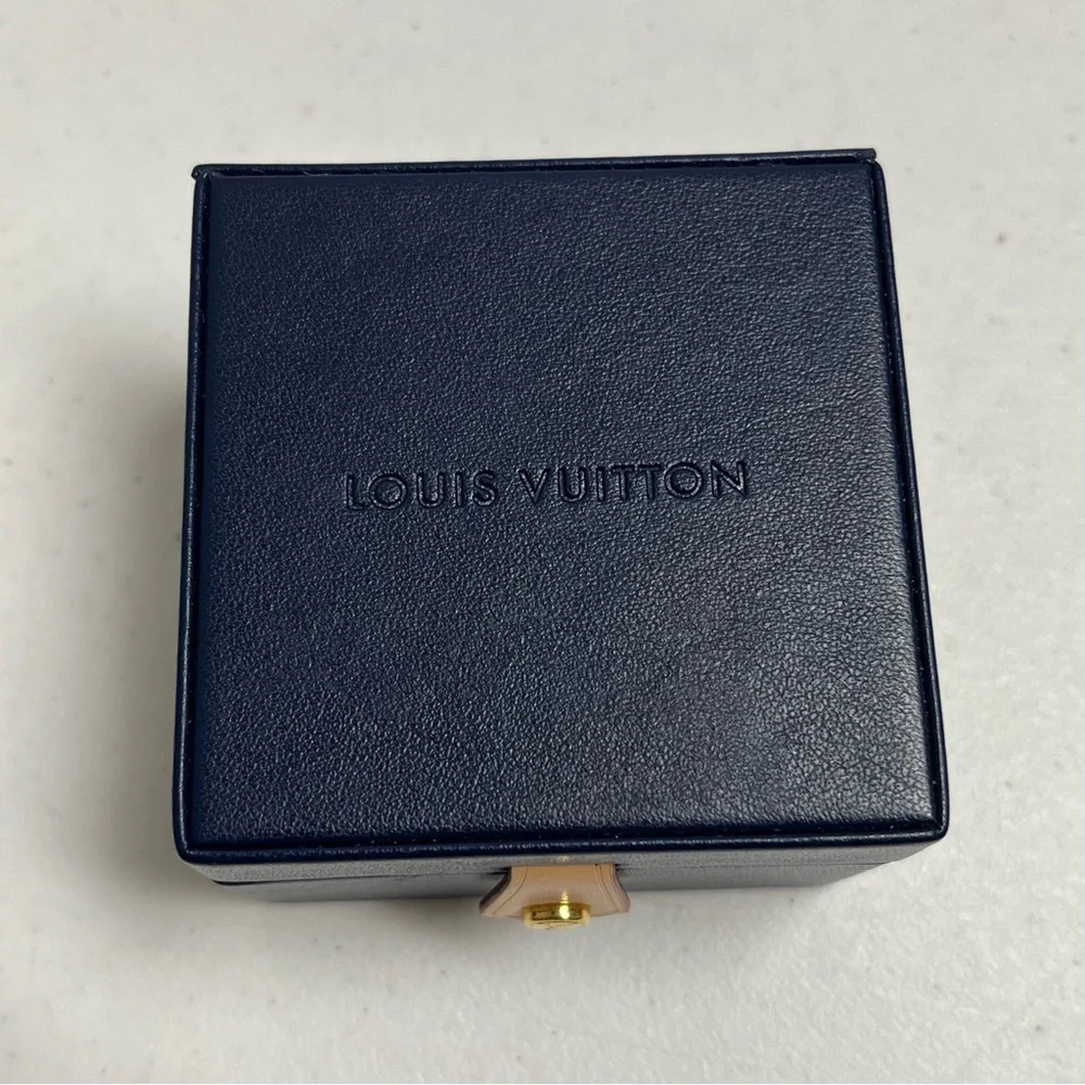 $3,550 Louis Vuitton LV Volt One Small Pendant 18-K White Gold Diamond Necklace - Picture 7 of 11